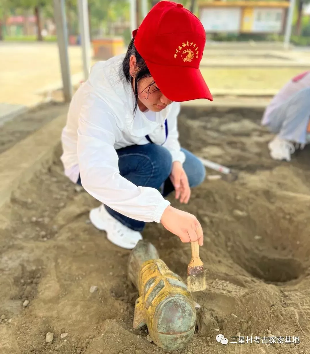 考古发掘_小心清理这个戴金面具的人头像！