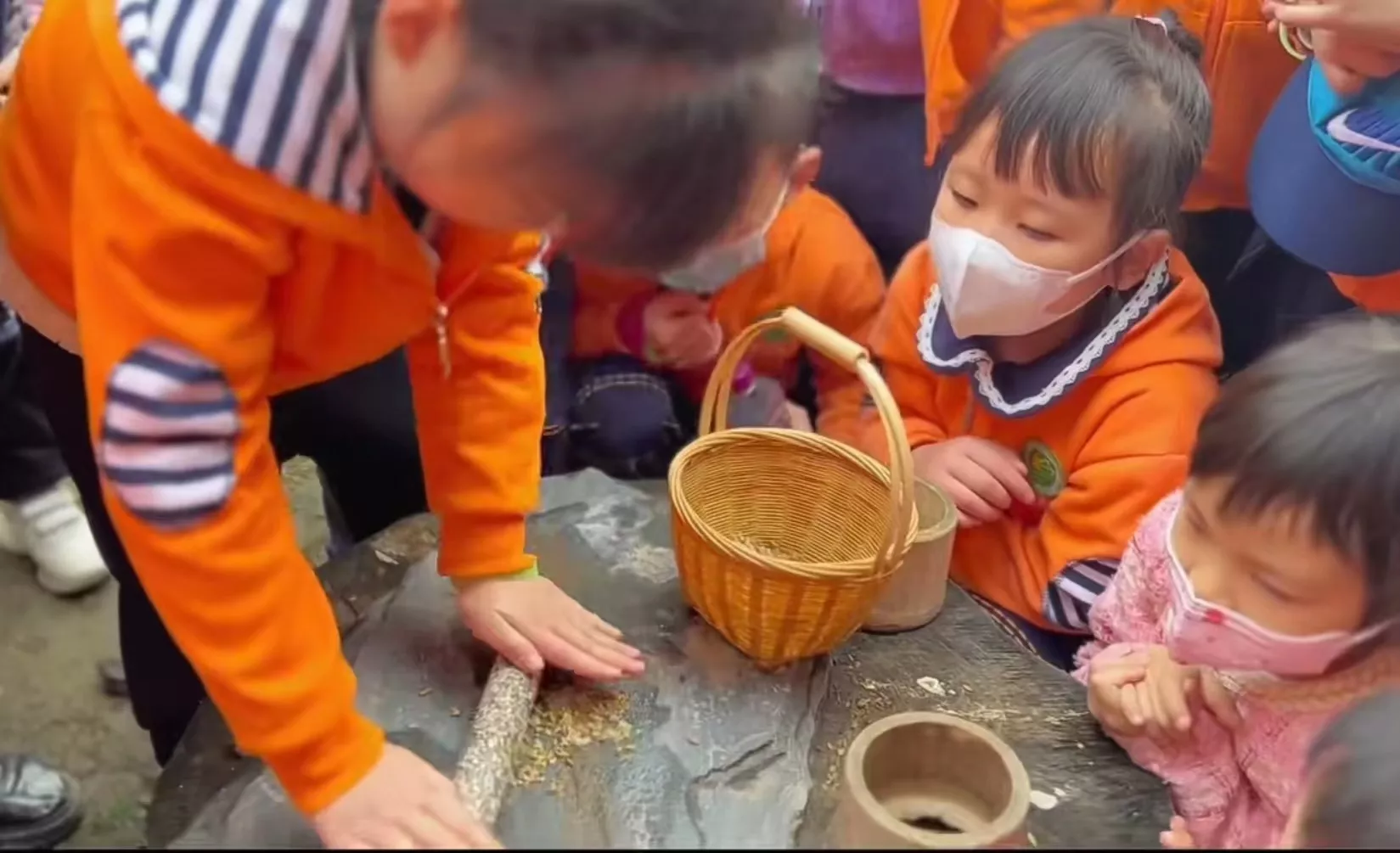 幼儿园小朋友体验加工粮食