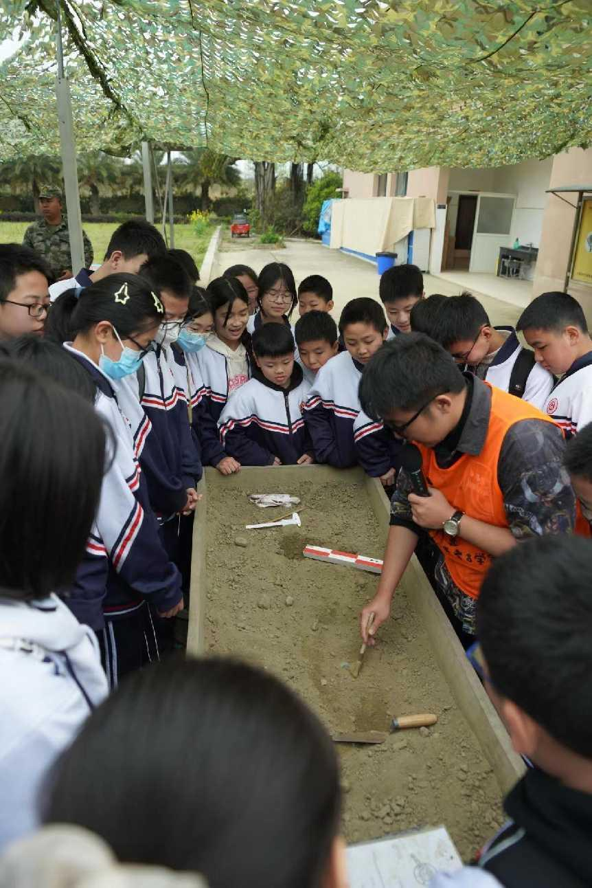 广汉中学钟声学校宣传图片