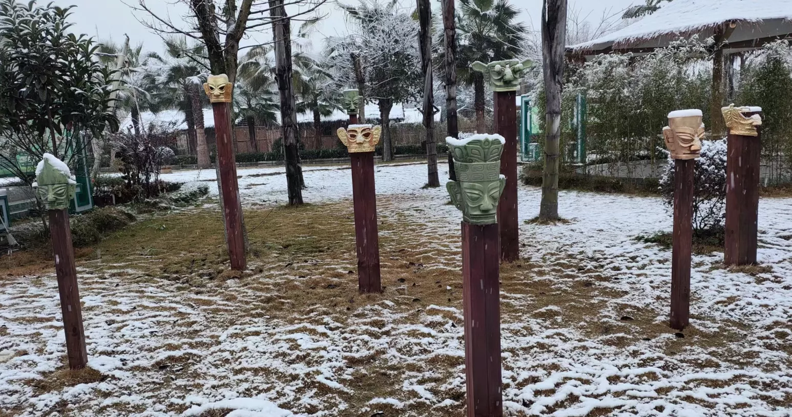 面具森林雪景