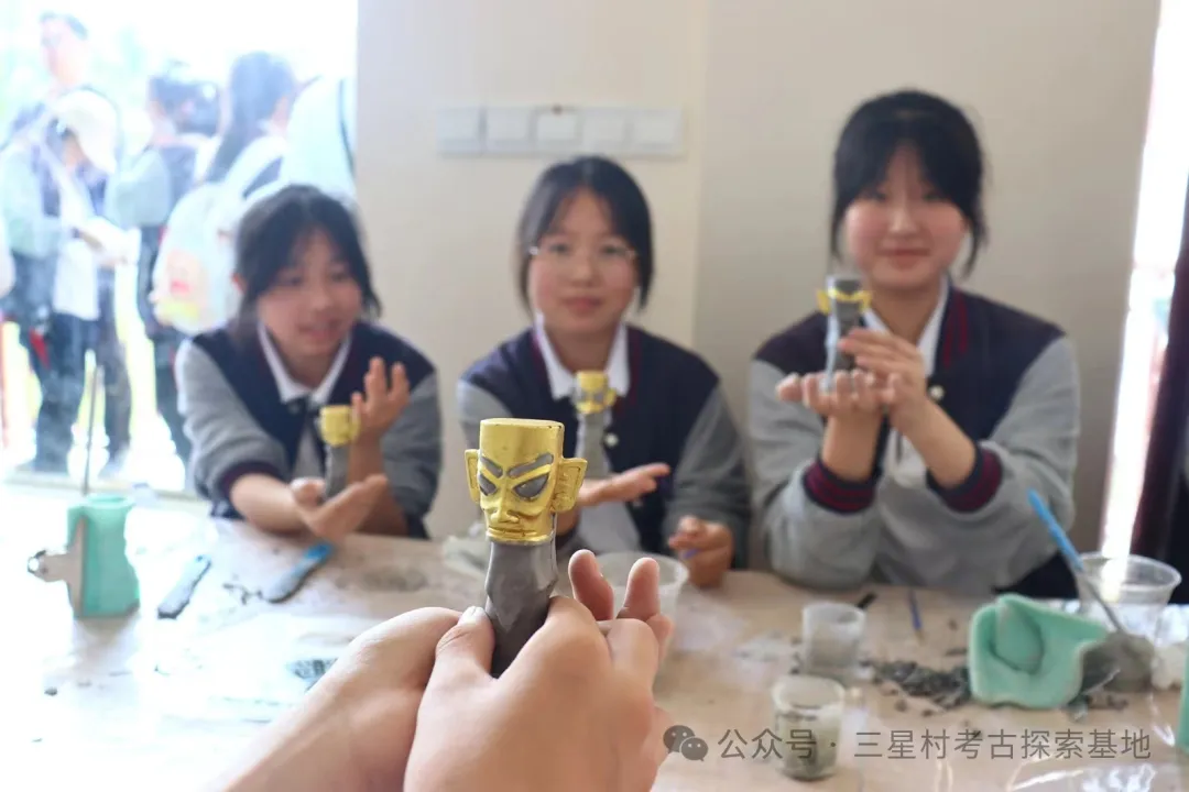 亲手铸造完成的青铜器作品